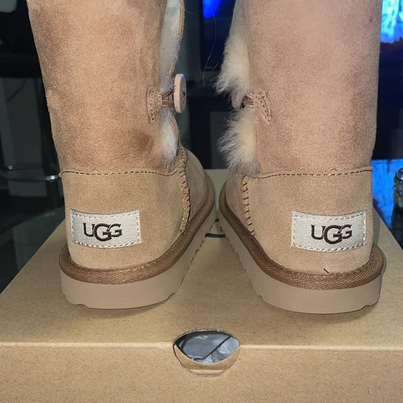 UGG Bailey Button II ‼️NEW‼️👢👡🥿 - Picture 5 of 9